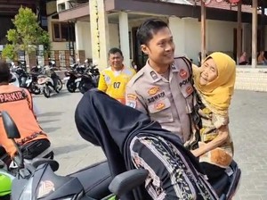 Pak Bhabin di Pandak Sragen Sat-set Bopong Lansia Sulit Jalan Ambil BLT