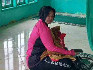 Momen Haru Bhayangkari Jadi Ibu Susu Bayi Korban Longsor di Tapsel