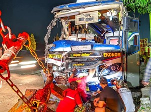 Bus Sugeng Rahayu Seruduk Truk Lalu Hantam Ruko di Bangjo Kemudo Prambanan