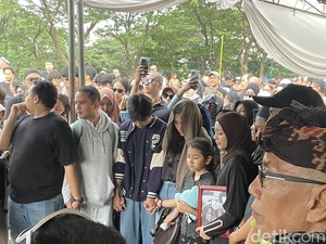 Richa Novisha Lemas dan Dipapah Keluarga Saat Lepas Jenazah Gary Iskak