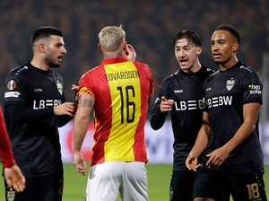 Jangan Ditiru! Rekan Setim Dean James Ejek Hidung Pemain Stuttgart