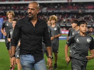 Timnya Tolak Berikan Guard of Honour, Juan Veron Diskors 6 Bulan
