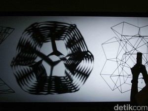 Main-main Warna dan Cahaya di Pameran Seni Olafur Eliasson