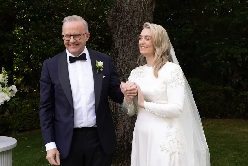 PM Austarlia Albanese Albanese  dan Haydon pada upacara pernikahan mereka di The Lodge. (Tangkapan layar @albomp)