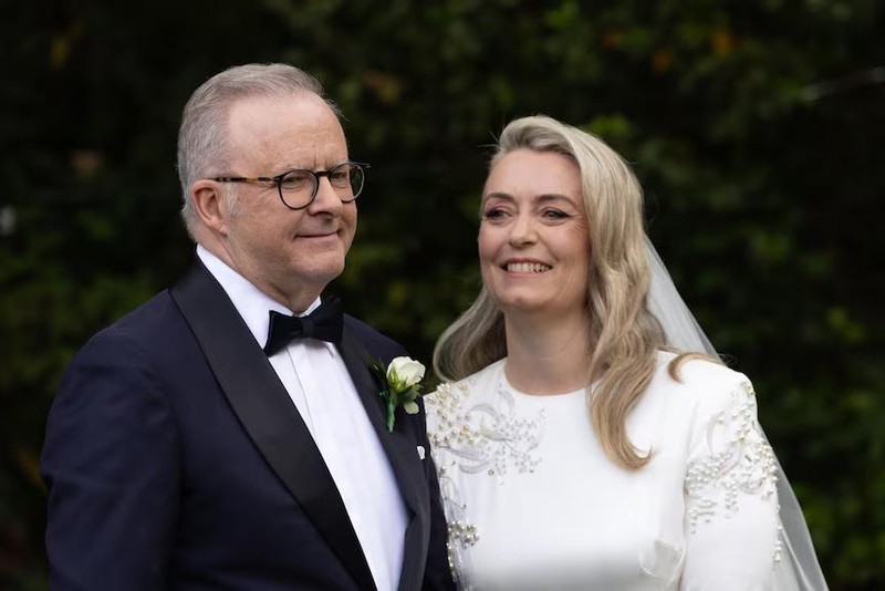 PM Austarlia Albanese Albanese  dan Haydon pada upacara pernikahan mereka di The Lodge. (Tangkapan layar @albomp)