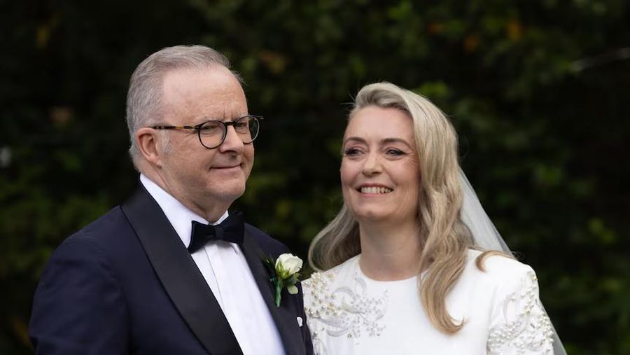 PM Austarlia Albanese Albanese  dan Haydon pada upacara pernikahan mereka di The Lodge. (Tangkapan layar @albomp)