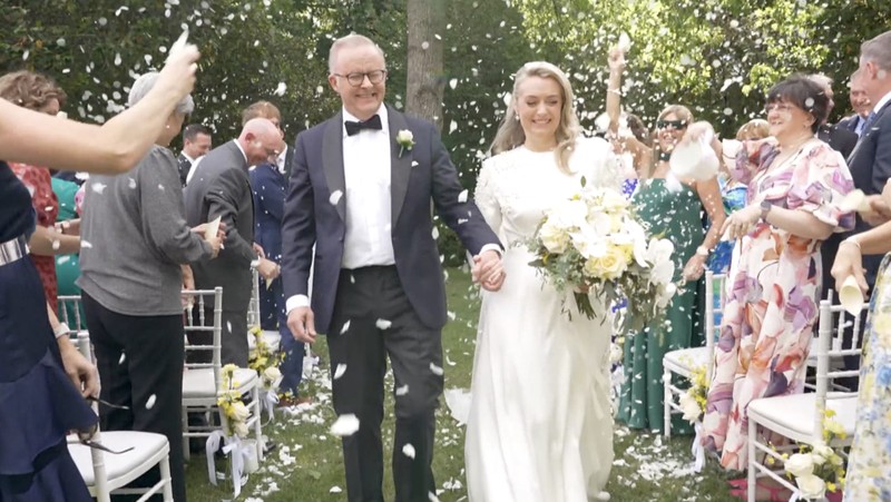 PM Austarlia Albanese Albanese  dan Haydon pada upacara pernikahan mereka di The Lodge. (Tangkapan layar @albomp)
