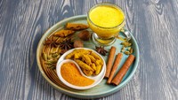 Kapan Waktu Terbaik Minum Jamu Cair Herbal Biar Efeknya Maksimal? 