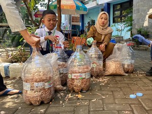 Siswa SMPN 57 Surabaya Ubah Limbah Kulit Bawang Jadi Tinta Spidol
