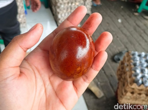 Inovasi Telur Asin Bakar di Surabaya Pakai Bonggol Jagung dari Petani