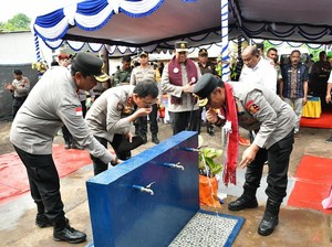 Wakapolri Resmikan Sumur Bor-Serahkan Bantuan untuk 2.983 Pengungsi Lewotobi