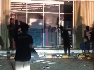 Diduga Karena Belum Dapat Bantuan, Warga Jarah Minimarket di Tapteng