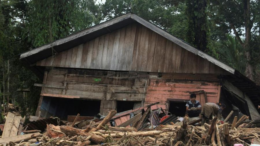 Banjir bandang menerjang Batang Toru, Tapanuli Selatan, Sumatera Utara, Indonesia, Sabtu (29/11/2025). (REUTERS/Arif Nasution)
