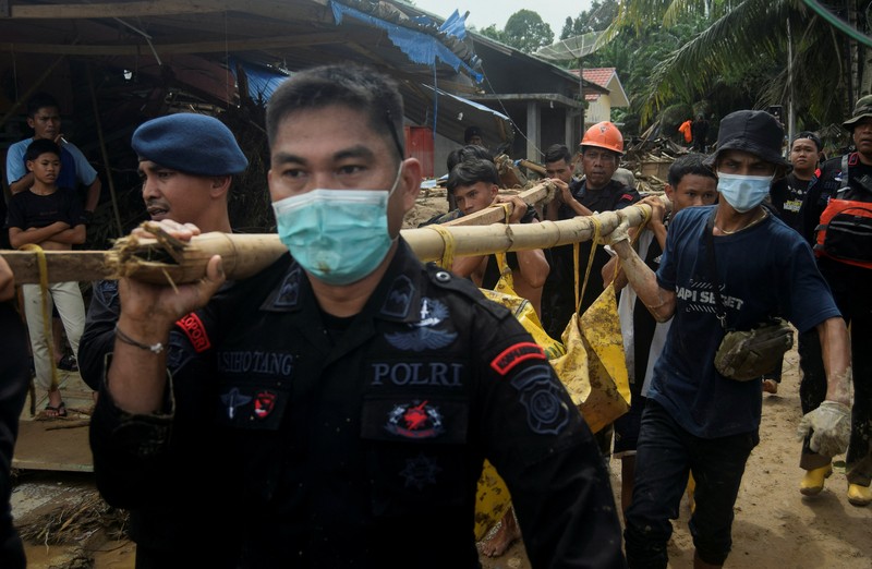 Jumlah korban tewas akibat banjir bandang dan longsor yang menerjang Kecamatan Batang Toru, Kabupaten Tapanuli Selatan (Tapsel), terus bertambah, Sabtu (29/11/2025). (REUTERS/Agatha Capri)