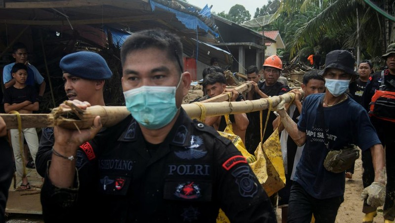 Jumlah korban tewas akibat banjir bandang dan longsor yang menerjang Kecamatan Batang Toru, Kabupaten Tapanuli Selatan (Tapsel), terus bertambah, Sabtu (29/11/2025). (REUTERS/Agatha Capri)