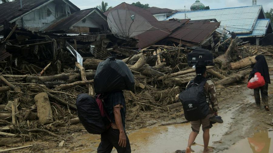 Jumlah korban tewas akibat banjir bandang dan longsor yang menerjang Kecamatan Batang Toru, Kabupaten Tapanuli Selatan (Tapsel), terus bertambah, Sabtu (29/11/2025). (REUTERS/Agatha Capri)