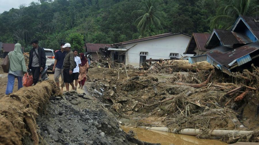 Jumlah korban tewas akibat banjir bandang dan longsor yang menerjang Kecamatan Batang Toru, Kabupaten Tapanuli Selatan (Tapsel), terus bertambah, Sabtu (29/11/2025). (REUTERS/Agatha Capri)