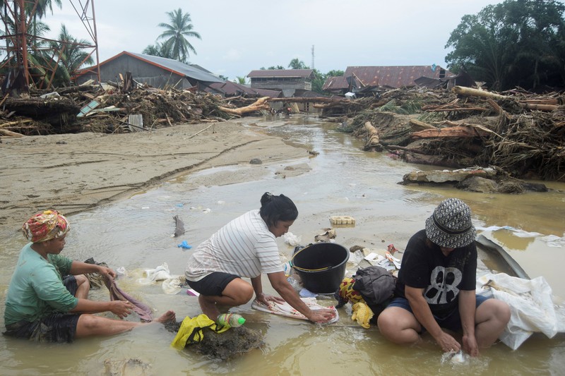 Jumlah korban tewas akibat banjir bandang dan longsor yang menerjang Kecamatan Batang Toru, Kabupaten Tapanuli Selatan (Tapsel), terus bertambah, Sabtu (29/11/2025). (REUTERS/Agatha Capri)