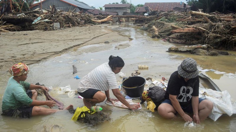 Jumlah korban tewas akibat banjir bandang dan longsor yang menerjang Kecamatan Batang Toru, Kabupaten Tapanuli Selatan (Tapsel), terus bertambah, Sabtu (29/11/2025). (REUTERS/Agatha Capri)