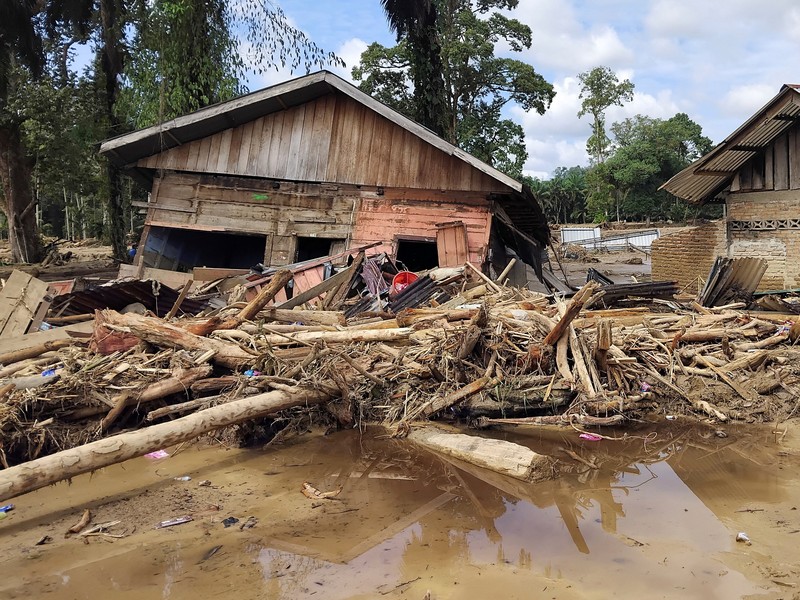 Jumlah korban tewas akibat banjir bandang dan longsor yang menerjang Kecamatan Batang Toru, Kabupaten Tapanuli Selatan (Tapsel), terus bertambah, Sabtu (29/11/2025). (REUTERS/Agatha Capri)