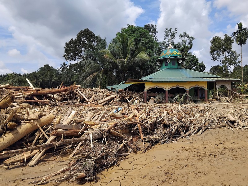 Jumlah korban tewas akibat banjir bandang dan longsor yang menerjang Kecamatan Batang Toru, Kabupaten Tapanuli Selatan (Tapsel), terus bertambah, Sabtu (29/11/2025). (REUTERS/Agatha Capri)