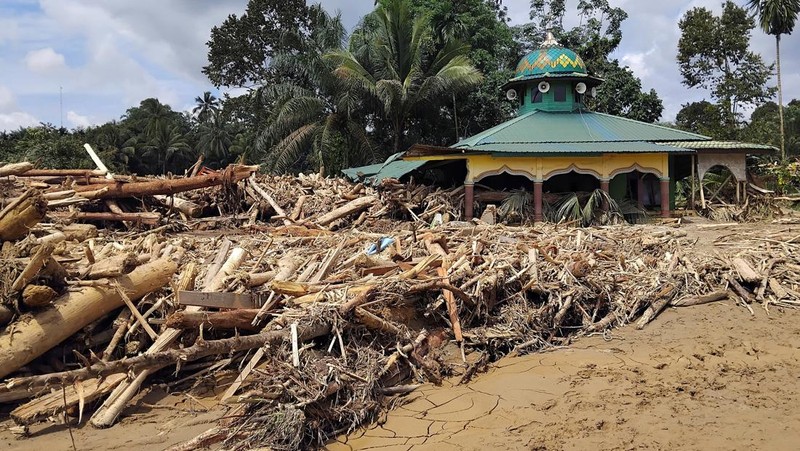 Jumlah korban tewas akibat banjir bandang dan longsor yang menerjang Kecamatan Batang Toru, Kabupaten Tapanuli Selatan (Tapsel), terus bertambah, Sabtu (29/11/2025). (REUTERS/Agatha Capri)