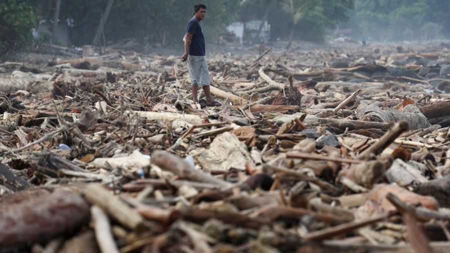 Rumah-rumah yang rusak terkena banjir bandang, dekat bantaran sungai di Padang, Provinsi Sumatera Barat, Indonesia, 28 November 2025. (REUTERS/Stringer)