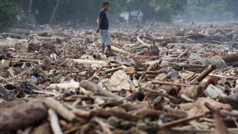 Rumah-rumah yang rusak terkena banjir bandang, dekat bantaran sungai di Padang, Provinsi Sumatera Barat, Indonesia, 28 November 2025. (REUTERS/Stringer)