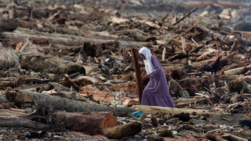 Rumah-rumah yang rusak terkena banjir bandang, dekat bantaran sungai di Padang, Provinsi Sumatera Barat, Indonesia, 28 November 2025. (REUTERS/Stringer)
