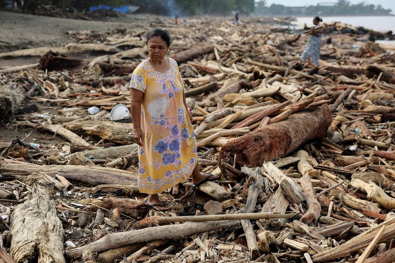 Rumah-rumah yang rusak terkena banjir bandang, dekat bantaran sungai di Padang, Provinsi Sumatera Barat, Indonesia, 28 November 2025. (REUTERS/Stringer)