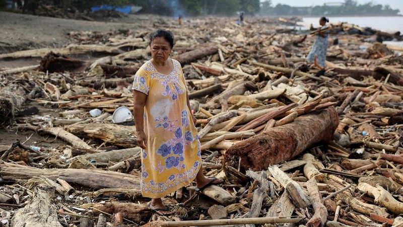 Rumah-rumah yang rusak terkena banjir bandang, dekat bantaran sungai di Padang, Provinsi Sumatera Barat, Indonesia, 28 November 2025. (REUTERS/Stringer)