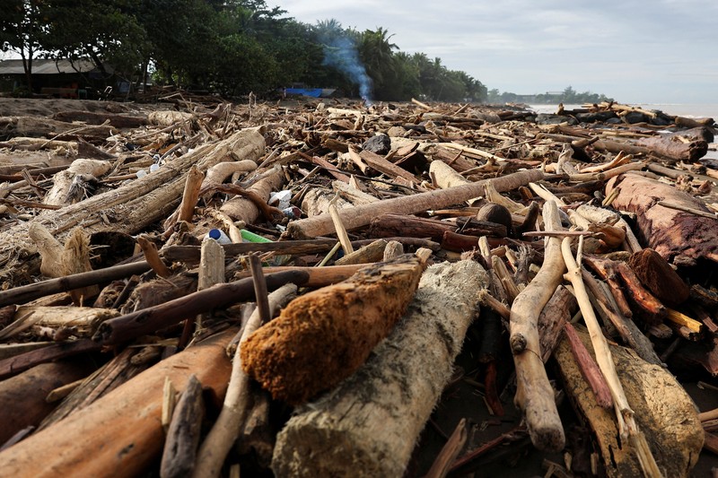 Rumah-rumah yang rusak terkena banjir bandang, dekat bantaran sungai di Padang, Provinsi Sumatera Barat, Indonesia, 28 November 2025. (REUTERS/Stringer)