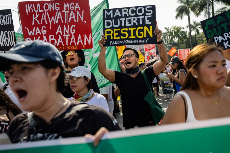 Demo antikorupsi di sepanjang Jalan Epifanio de los Santos, atau EDSA, di Quezon City, Metro Manila, Minggu (30/11/2025). (REUTERS/Eloisa Lopez)