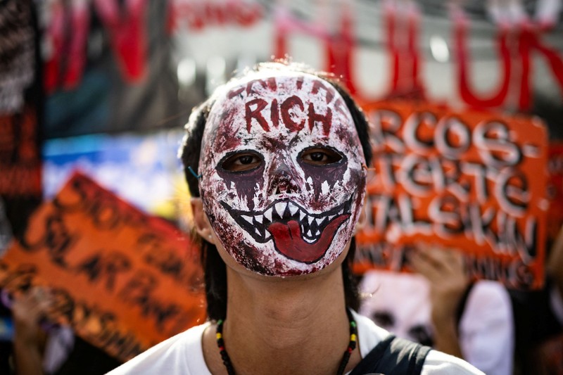 Demo antikorupsi di sepanjang Jalan Epifanio de los Santos, atau EDSA, di Quezon City, Metro Manila, Minggu (30/11/2025). (REUTERS/Eloisa Lopez)