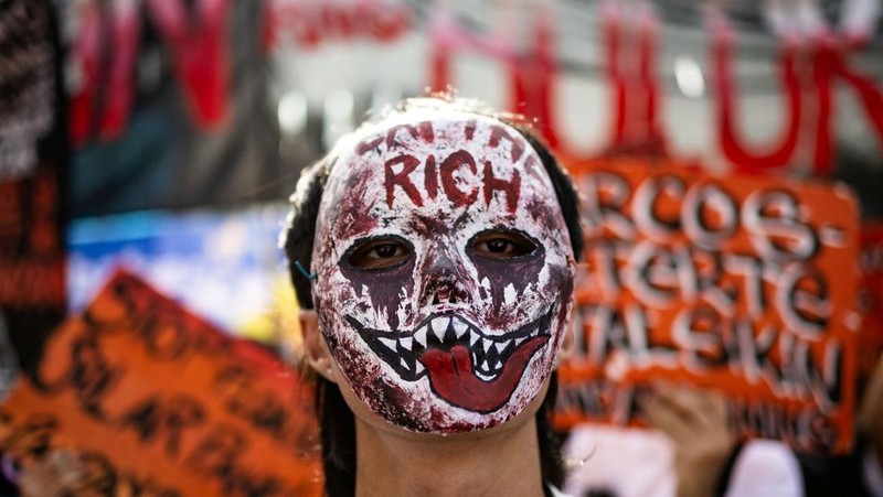 Demo antikorupsi di sepanjang Jalan Epifanio de los Santos, atau EDSA, di Quezon City, Metro Manila, Minggu (30/11/2025). (REUTERS/Eloisa Lopez)