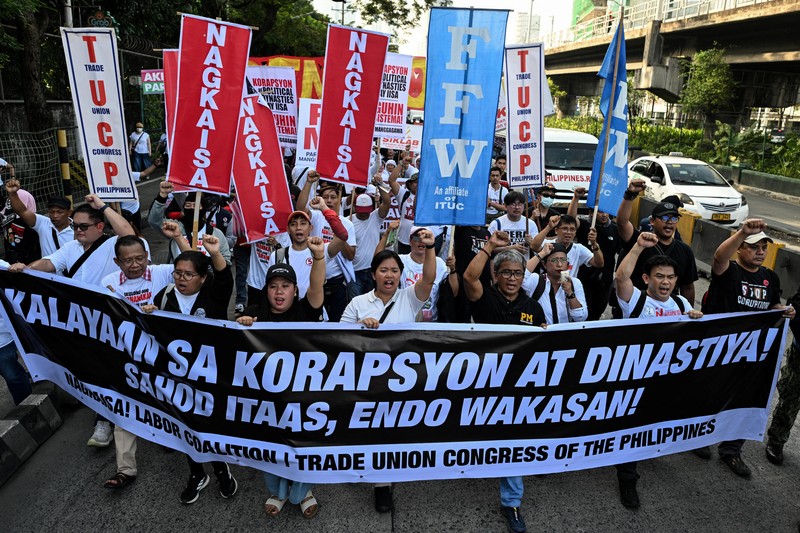 Demo antikorupsi di sepanjang Jalan Epifanio de los Santos, atau EDSA, di Quezon City, Metro Manila, Minggu (30/11/2025). (REUTERS/Eloisa Lopez)