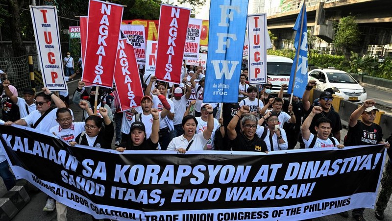 Demo antikorupsi di sepanjang Jalan Epifanio de los Santos, atau EDSA, di Quezon City, Metro Manila, Minggu (30/11/2025). (REUTERS/Eloisa Lopez)