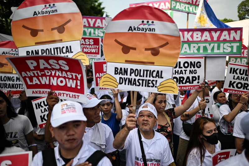 Demo antikorupsi di sepanjang Jalan Epifanio de los Santos, atau EDSA, di Quezon City, Metro Manila, Minggu (30/11/2025). (REUTERS/Eloisa Lopez)