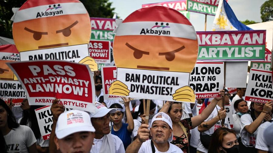 Demo antikorupsi di sepanjang Jalan Epifanio de los Santos, atau EDSA, di Quezon City, Metro Manila, Minggu (30/11/2025). (REUTERS/Eloisa Lopez)