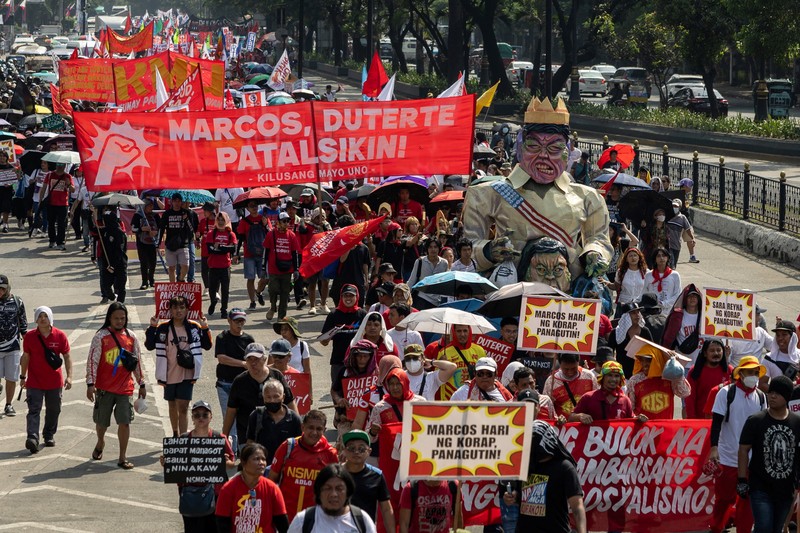 Demo antikorupsi di sepanjang Jalan Epifanio de los Santos, atau EDSA, di Quezon City, Metro Manila, Minggu (30/11/2025). (REUTERS/Eloisa Lopez)
