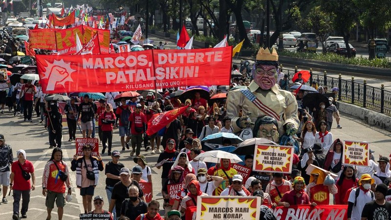 Demo antikorupsi di sepanjang Jalan Epifanio de los Santos, atau EDSA, di Quezon City, Metro Manila, Minggu (30/11/2025). (REUTERS/Eloisa Lopez)