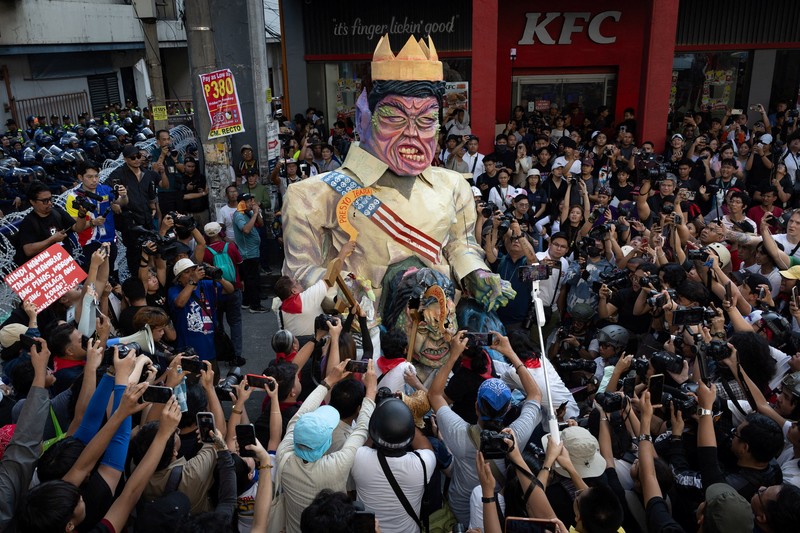 Demo antikorupsi di sepanjang Jalan Epifanio de los Santos, atau EDSA, di Quezon City, Metro Manila, Minggu (30/11/2025). (REUTERS/Eloisa Lopez)