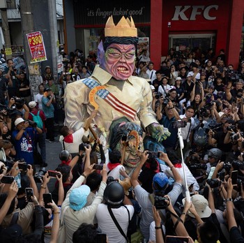 Warga Tetangga RI Demo Infrastruktur 'Gaib', Minta Presiden Mundur