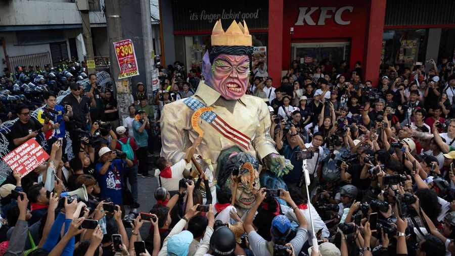 Demo antikorupsi di sepanjang Jalan Epifanio de los Santos, atau EDSA, di Quezon City, Metro Manila, Minggu (30/11/2025). (REUTERS/Eloisa Lopez)