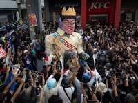 Warga Tetangga RI Demo Infrastruktur 'Gaib', Minta Presiden Mundur