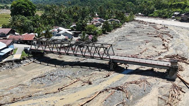 UNTR Kerahkan Bantuan Alat Berat Pulihkan Daerah Banjir Sumatra