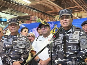 TNI AL Kerahkan 3 KRI dan 5 Helikopter Bantu Korban Bencana di Aceh-Sumut