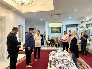 Mantan Gubernur Maluku Said Assagaf Wafat, Menko Airlangga Melayat