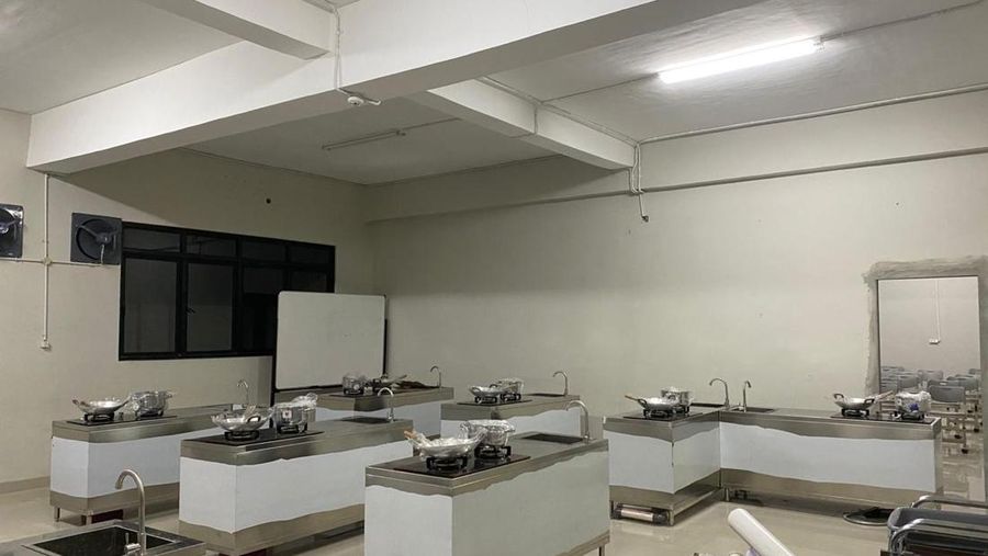 Meja Stainless Steel oleh Eric