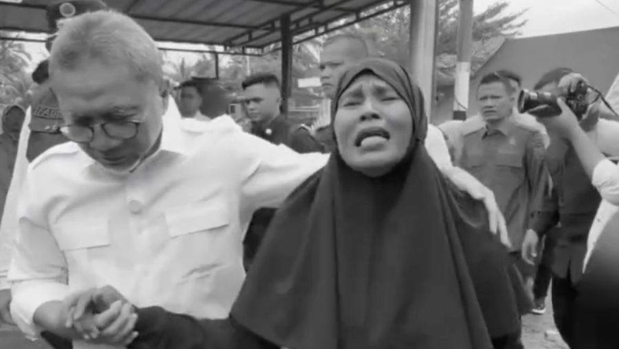 Menteri Koordinator Bidang Pangan Zulkifli Hasan (Zulhas) menyambangi Pos Bencana Banjir di Kelurahan Koto Panjang Ikua Koto, Padang, Minggu (30/11/2025). (Tangkapan layar Instagram)